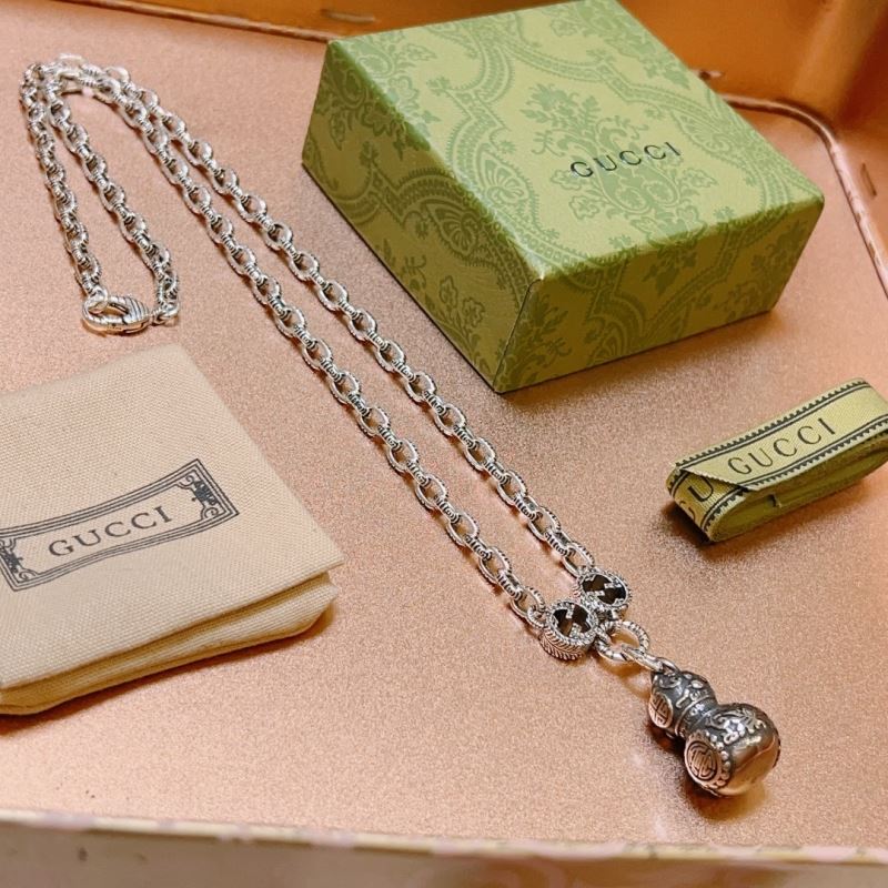 G*u*i necklaces